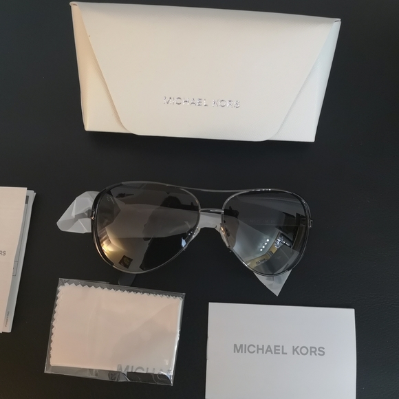 ☀️HOST PICK ☀️NWT. Michael Kors Chelsea Sunglasses - Picture 3 of 4